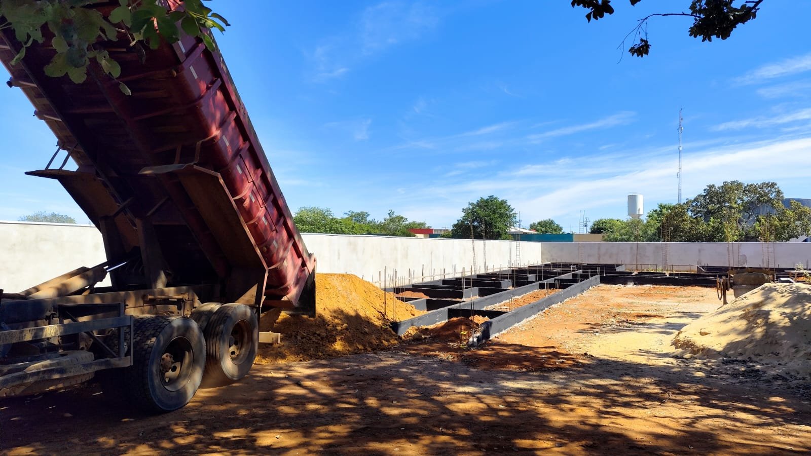 Hoje, 14/05/2025, chegando a primeira carreta com o aterro doado pelo valoroso Irmão Rafael, para a construção da CASA DO MAÇOM DE APOIO AOS PACIENTES EM TRATAMENTO DE CÂNCER, DE PALMAS!!