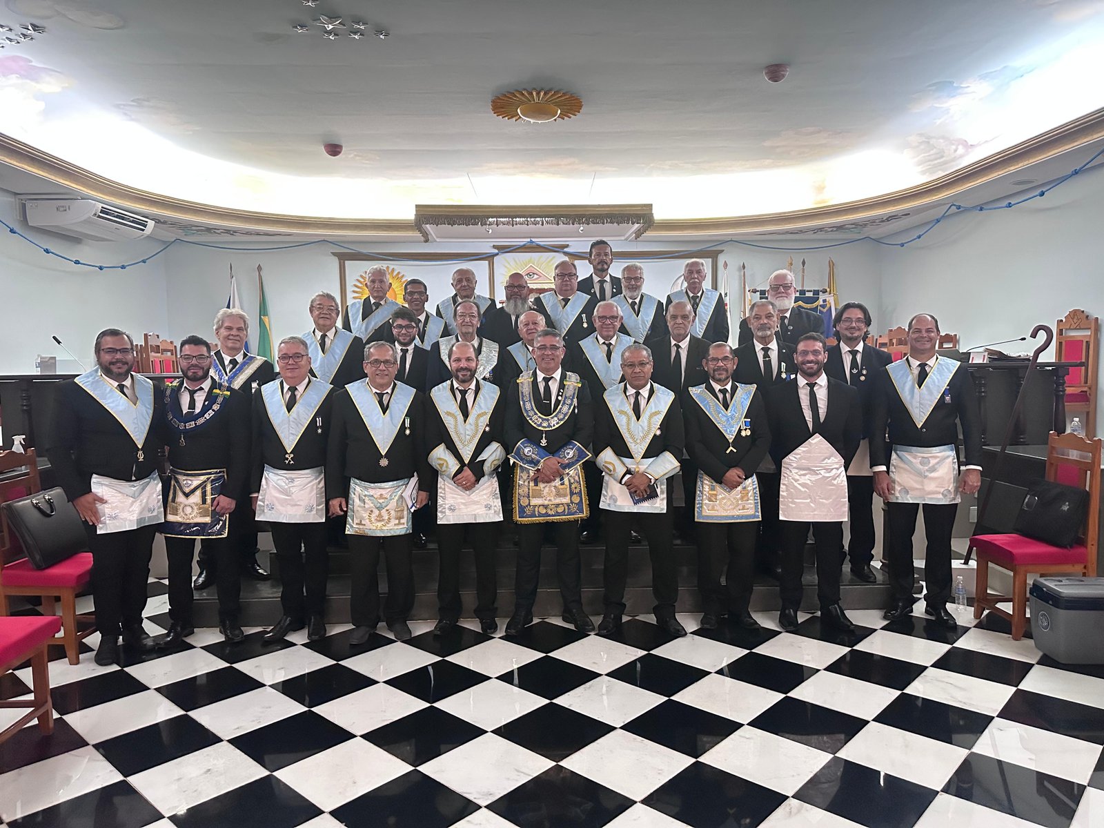 Loja Maçônica Luz Pioneira de Palmas recebe o Grão-Mestre Estadual Adjunto em cerimônia de entrega de honrarias